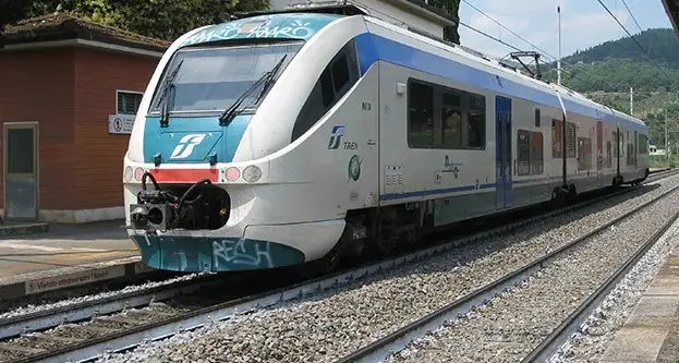 Scontro tra un treno e un veicolo fermo all’interno del passaggio a livello