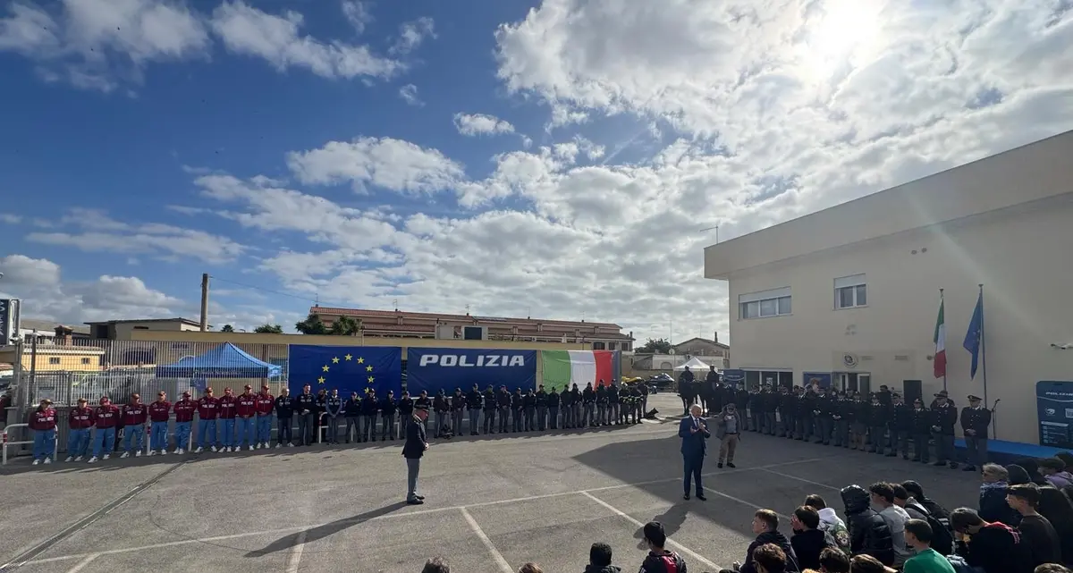 Cani antidroga, agenti a cavallo e l’arrivo del questore di Roma