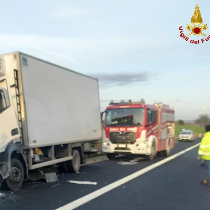 Camion contro il guardrail, paura sulla A12