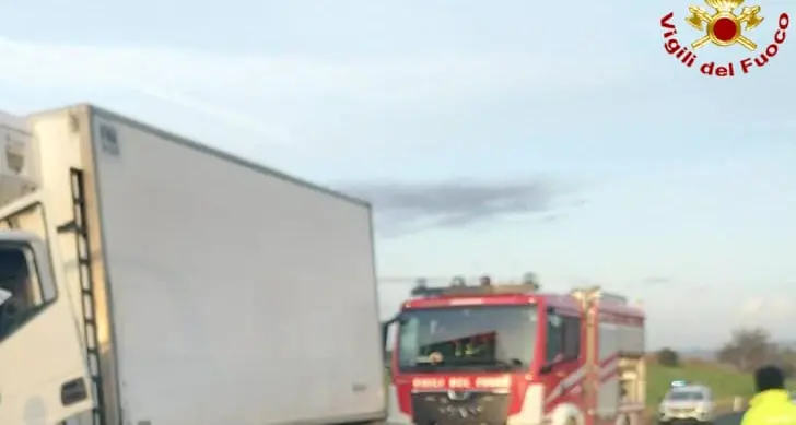 Camion contro il guardrail, paura sulla A12