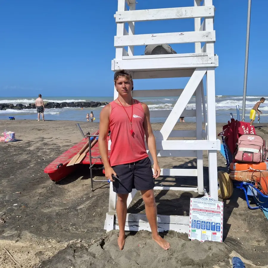 «Non ci ho pensato un solo istante». Kristian Tudino è il bagnino eroe di Ladispoli