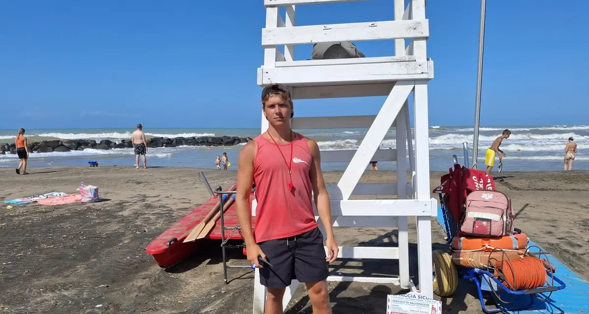 «Non ci ho pensato un solo istante». Kristian Tudino è il bagnino eroe di Ladispoli