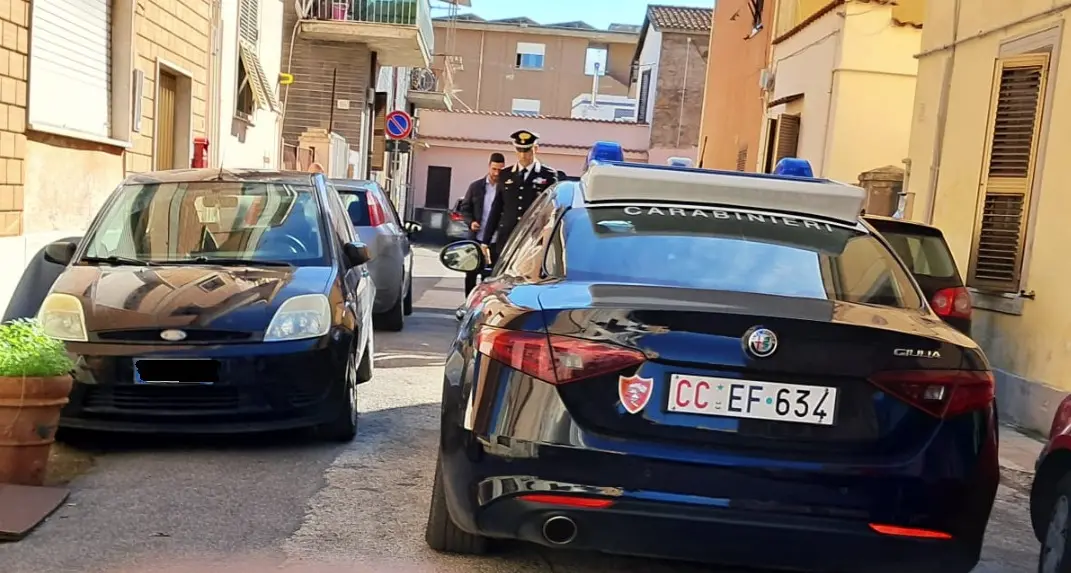 «Uomo armato in strada», ma è un falso allarme: i Carabinieri circondano la zona