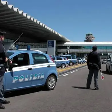 Lo prende a pugni e tenta di soffocarlo durante una tentata rapina: arrestato