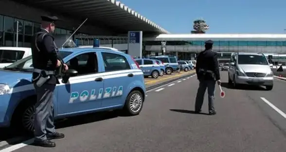 Lo prende a pugni e tenta di soffocarlo durante una tentata rapina: arrestato