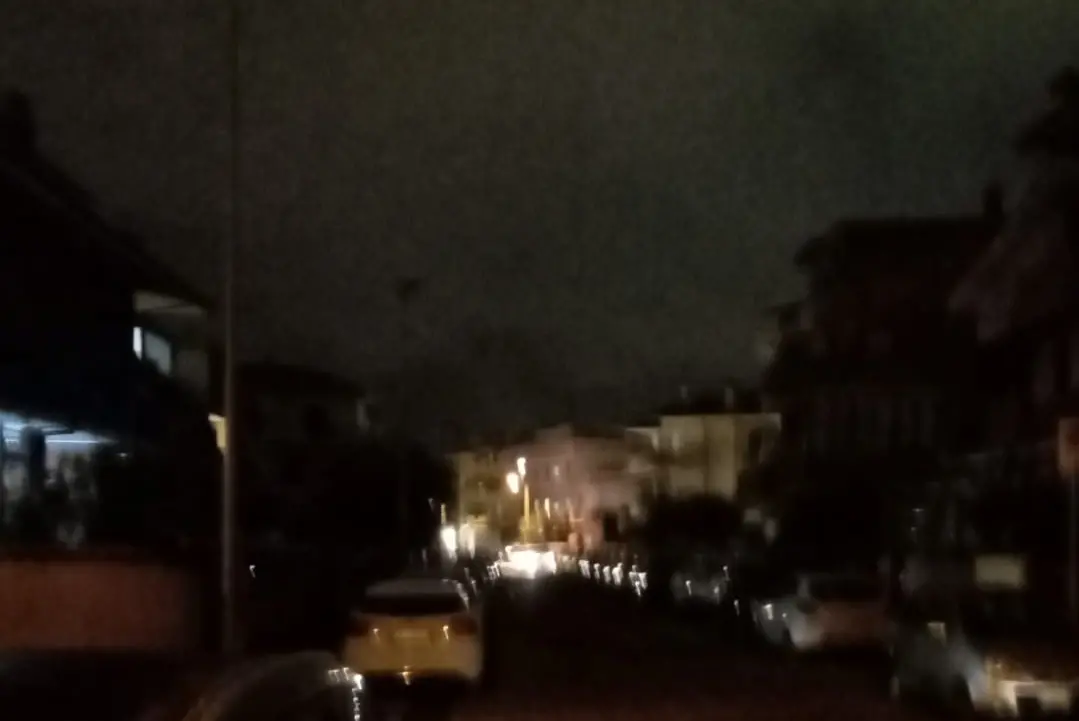 «Intere vie sono al buio», la protesta dei residenti