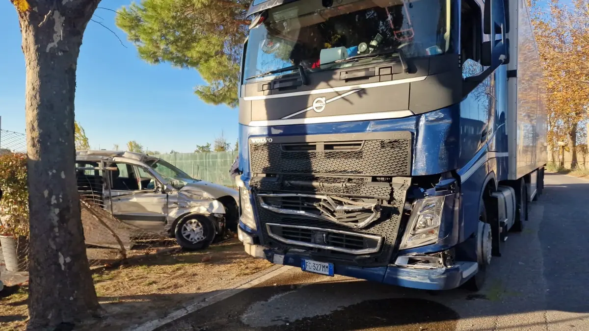 Viterbo: Auto Si Scontra Con Un Camion, Un Morto