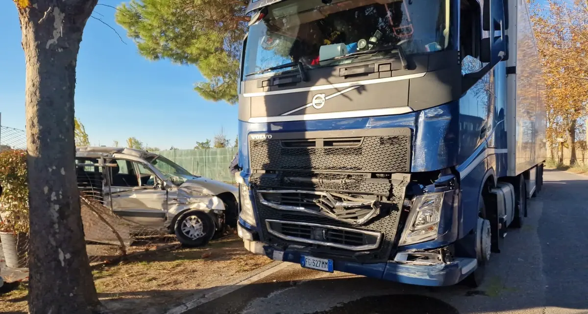 Viterbo: auto si scontra con un camion, un morto