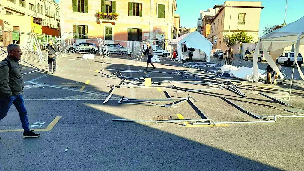 Mercato, gazebo distrutti dal vento dopo 24 ore dalla loro installazione