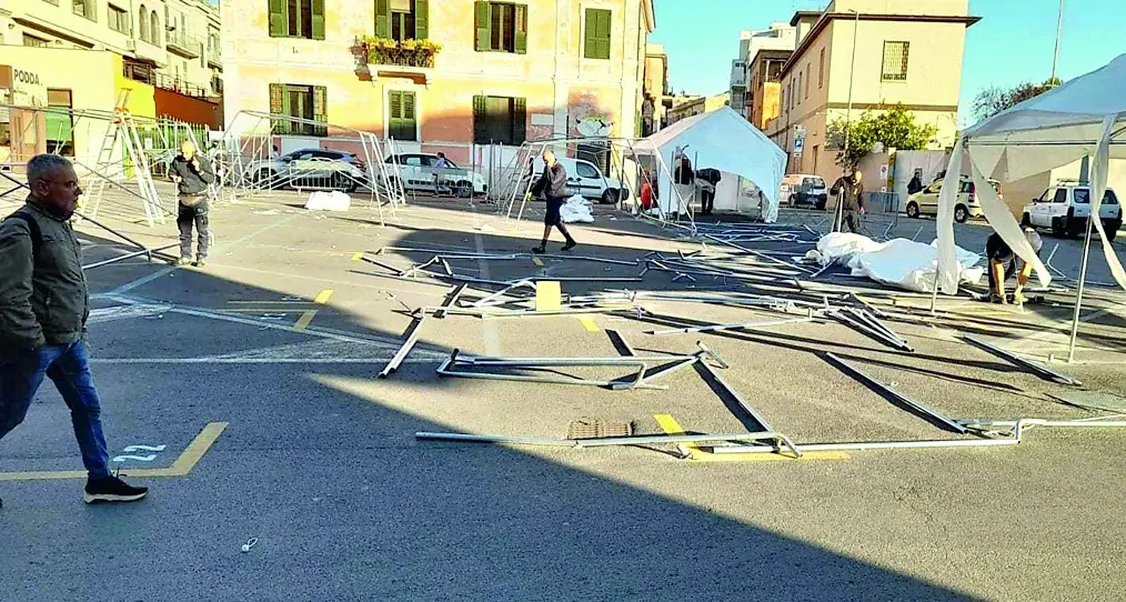 Mercato, gazebo distrutti dal vento dopo 24 ore dalla loro installazione