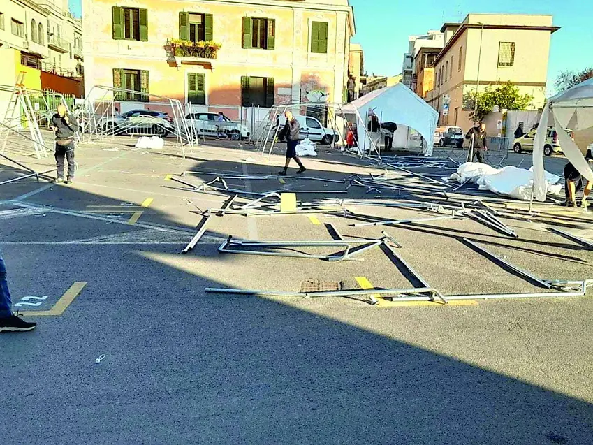 Mercato, gazebo distrutti dal vento dopo 24 ore dalla loro installazione
