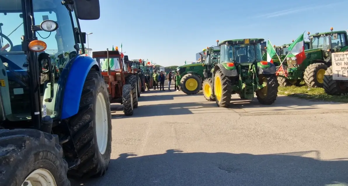 Agricoltori: un centinaio di trattori invadono l’Aurelia