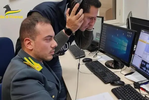 Attirato in una trappola, minacce di decapitazione per lui e per la sua famiglia, e poi accoltellato a morte per un affare da 160mila euro andato storto: emerge anche questo dall\\'indagine sugli investimenti di un gruppo criminale, composto anche da persone ritenute dalla Dda di Napoli vicine al clan Contini, che riciclavano i proventi delle frodi fiscali utilizzando colletti bianchi compiacenti e imprenditori disponibili, alcuni titolari di noti marchi di moda per giovanissimi. Oggi la Guardia di Finanza e i carabinieri di Napoli hanno notificato, complessivamente, 25 misure cautelari e un decreto di sequestro da 8,4 milioni di euro. La vittima, Salvatore Cassese, venne convocata con il pretesto di un chiarimento da una persona che dopo avere assistito al tentato omicidio l\\'ha pure accompagnato in ospedale tenendosi in costante contatto telefonico con uno degli aggressori per evitare una denuncia che invece poi \\u00E8 stata presentata, 11 gennaio 2024. ANSA/US GUARDIA DI FINANZA +++ NPK +++ NO SALES, EDITORIAL USE ONLY +++ , ANSA