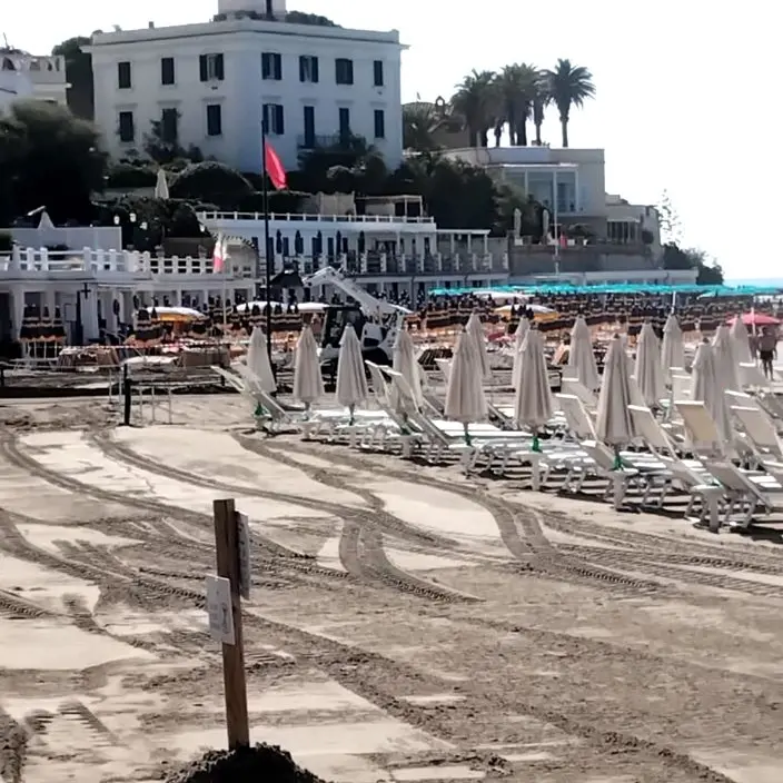 Nubifragio, lo stabilimento Trieste travolto da un fiume d’acqua