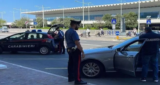 Ncc abusivi e furti al duty free: i carabinieri denunciano 6 persone