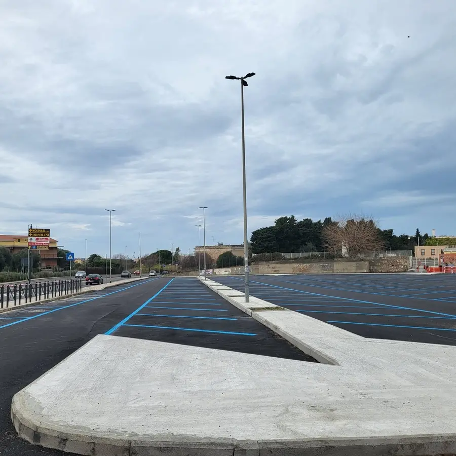 Tribunale, completate le strisce blu al parcheggio