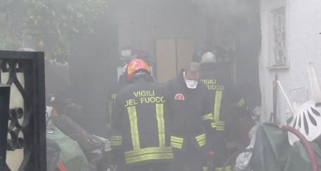 Fiamme nella camera da letto: i pompieri spengono l’incendio