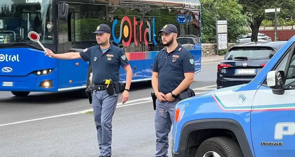 In fuga con un’auto rubata: bloccati dalla Polizia di Stato