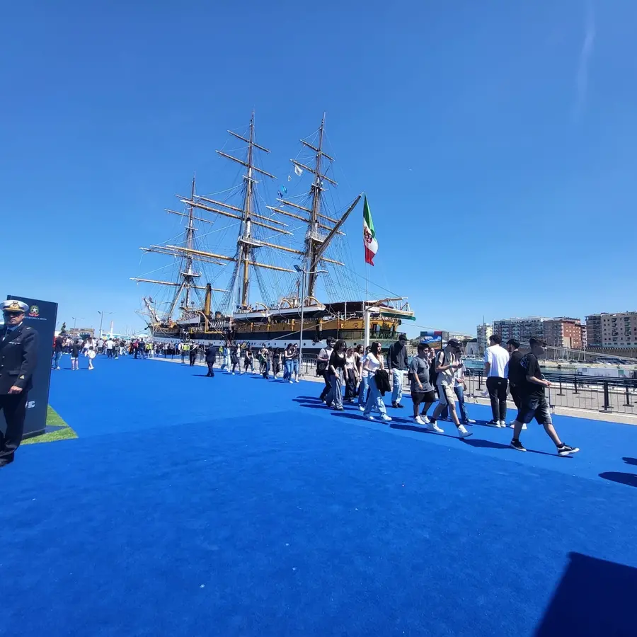 Nave Vespucci conquista la città