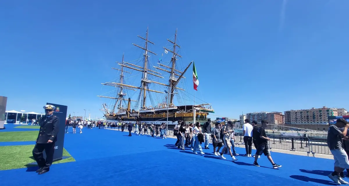 Nave Vespucci conquista la città