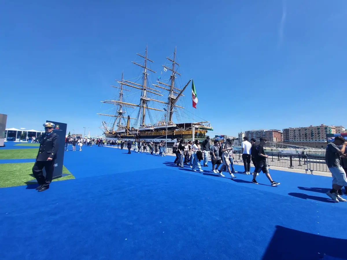 Nave Vespucci conquista la città