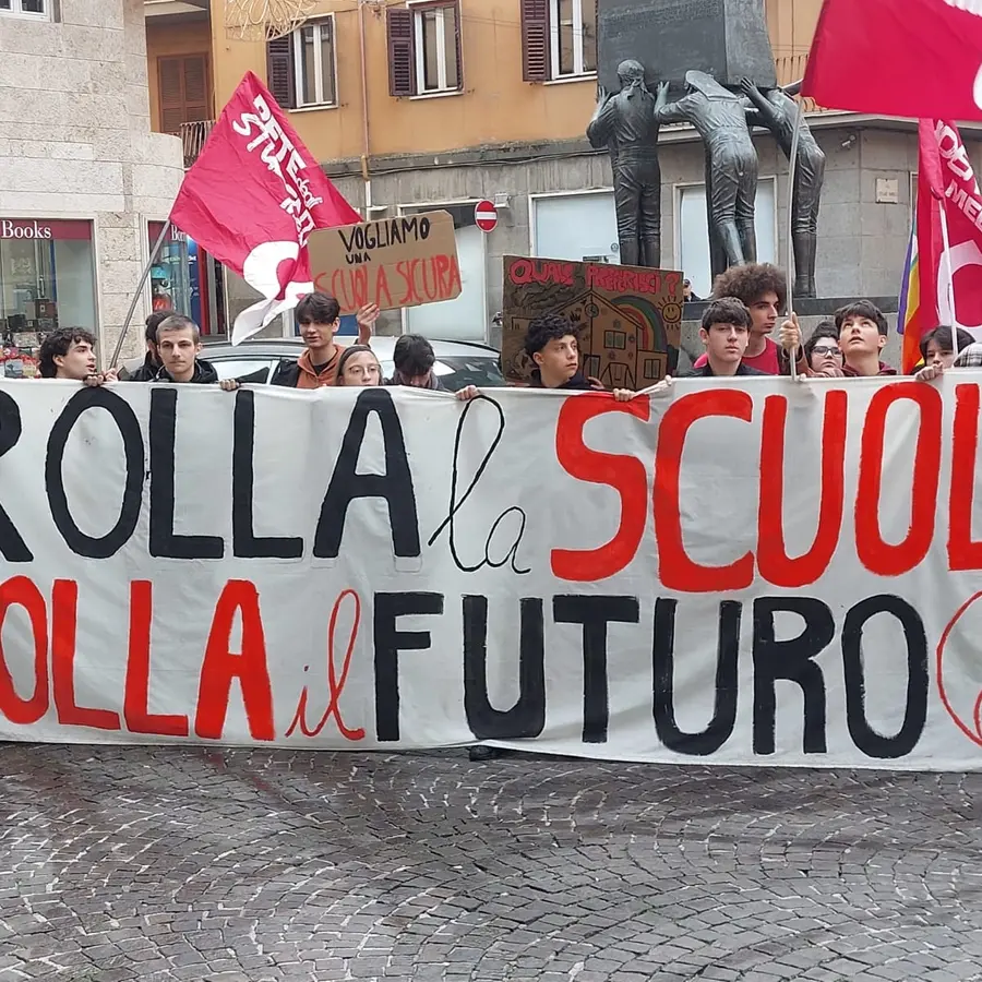 Viterbo, studenti in piazza: «Se crolla la scuola, crolla il futuro»
