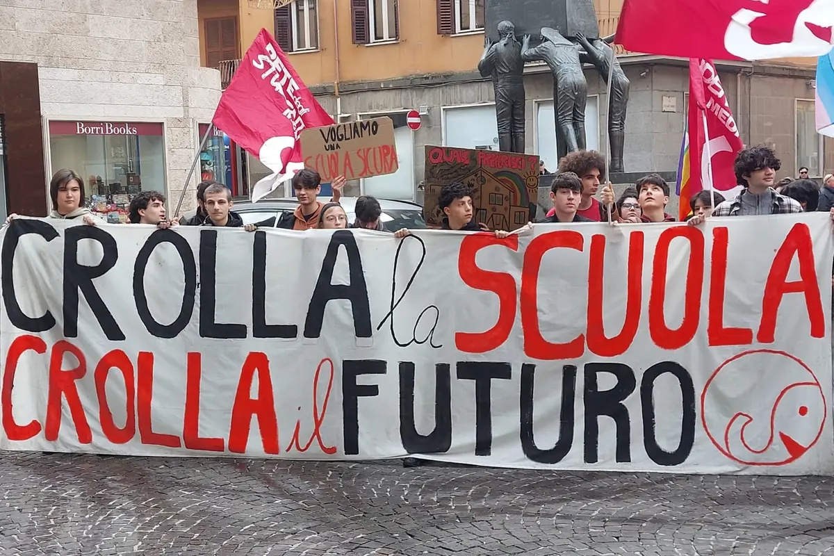 Viterbo, studenti in piazza: «Se crolla la scuola, crolla il futuro»