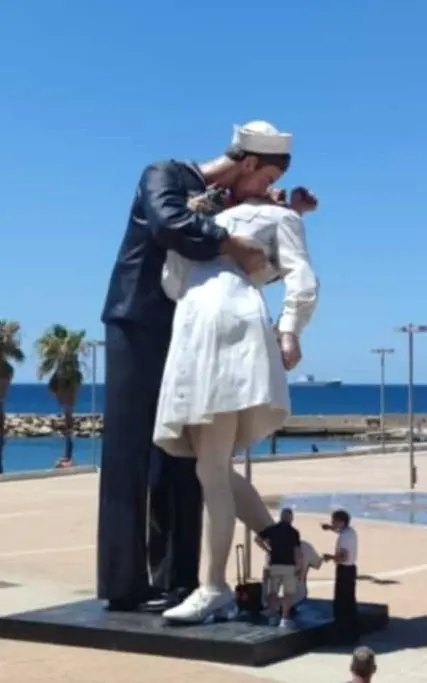 Santa Marinella, la statua del bacio arriverà