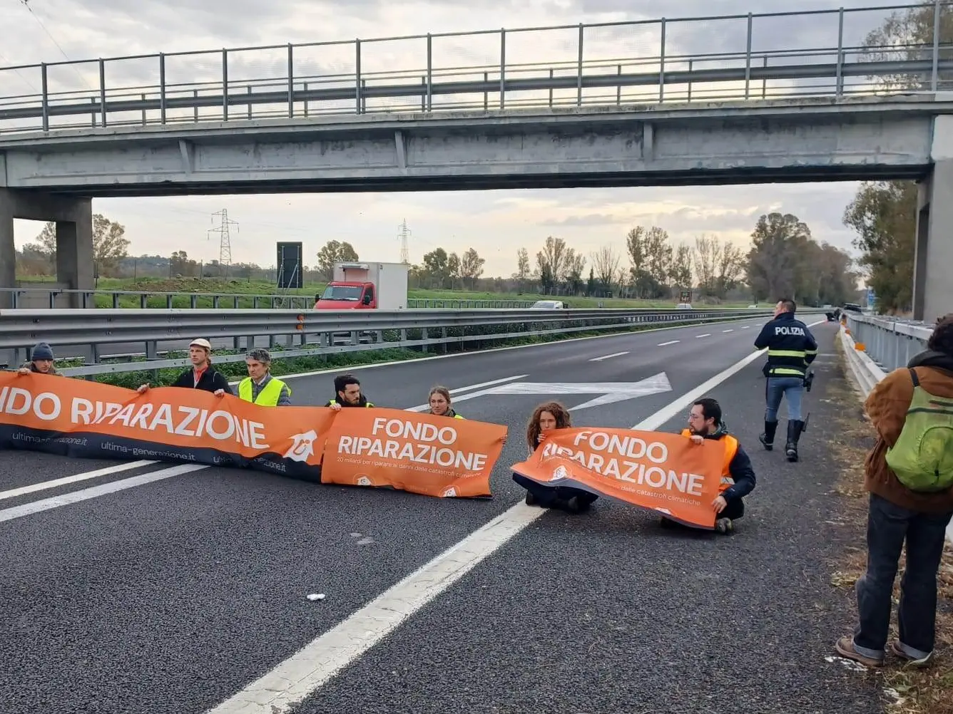 Gli ambientalisti fuori dal carcere di Civitavecchia