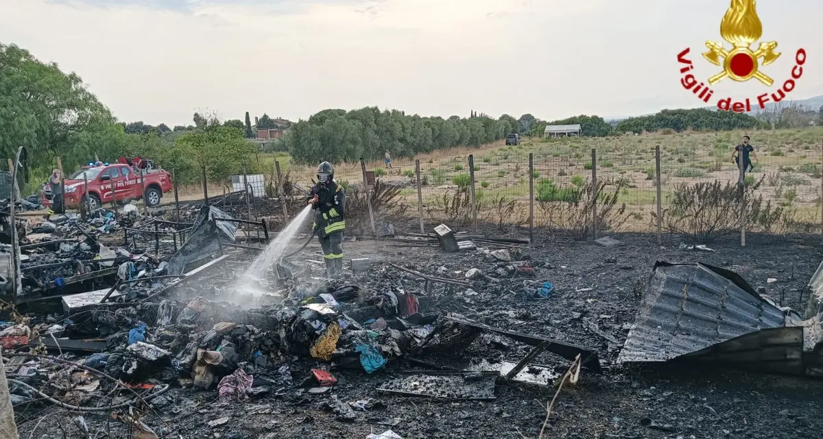 Roulotte in fiamme in via del Sasso: intervento dei vigili del fuoco a Cerveteri