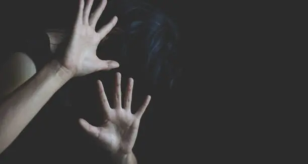 Violenza sessuale di gruppo in auto: l’amica della vittima presunta complice