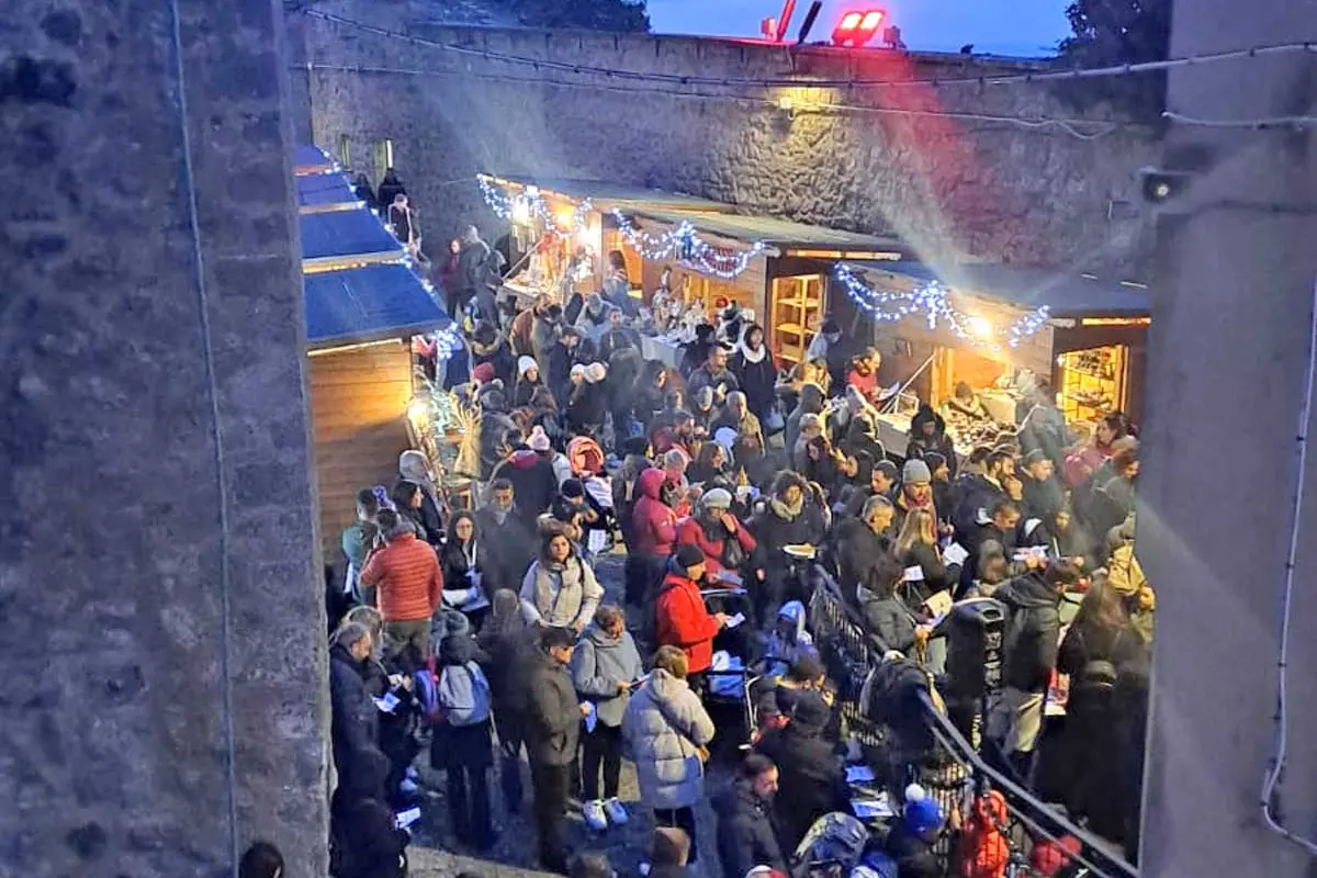 Natale al Castello, il borgo si illumina di magia e tradizione