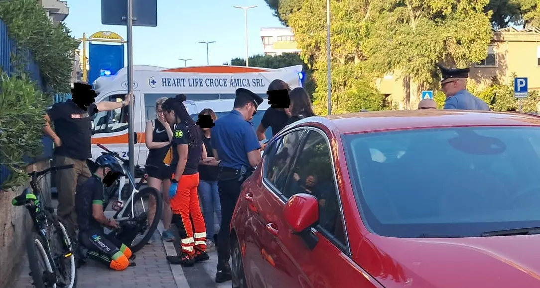 Scontro tra biciclette a viale Togliatti