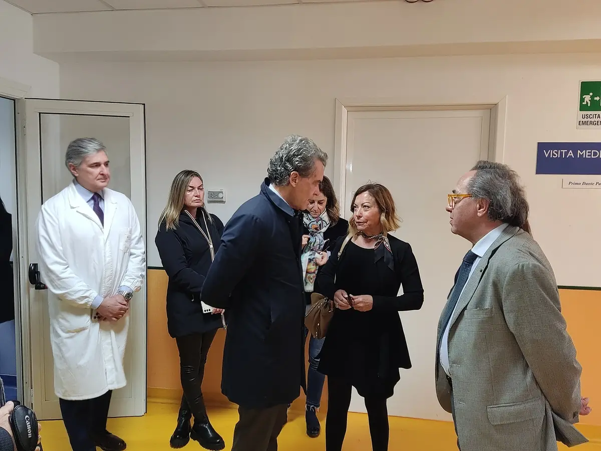 L'assessore Massimiliano Maselli, al centro, parla con il direttore generale della Asl Roma 4 Cristina Matranga e con il direttore sanitario del polo ospedaliero Antonio Carbone