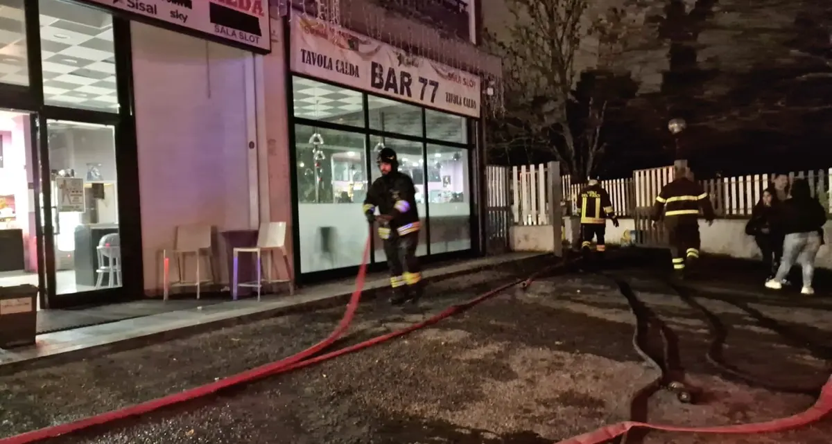 Viterbo: paura in serata per un incendio in un bar