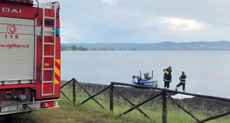 Paura nel lago di Bolsena per un’imbarcazione ribaltata