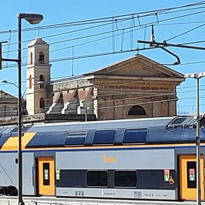 Treni fermi in stazione, rumori e odori molesti: l’appello dei residenti