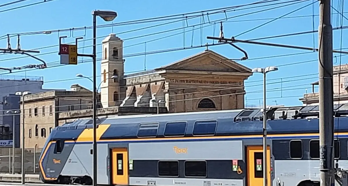 Treni fermi in stazione, rumori e odori molesti: l’appello dei residenti