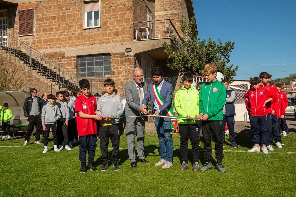 Al centro della foto Pietro Paccaroni, presidente del Tuscia United che ha ricevuto la Benemerenza dalla Figc Regionale