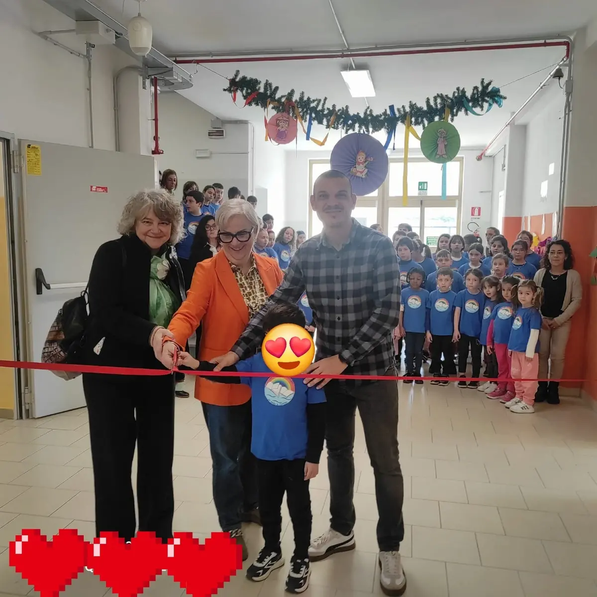 Taglio del nastro alla scuola primaria Don Milani: inaugurata la biblioteca scolastica multimediale