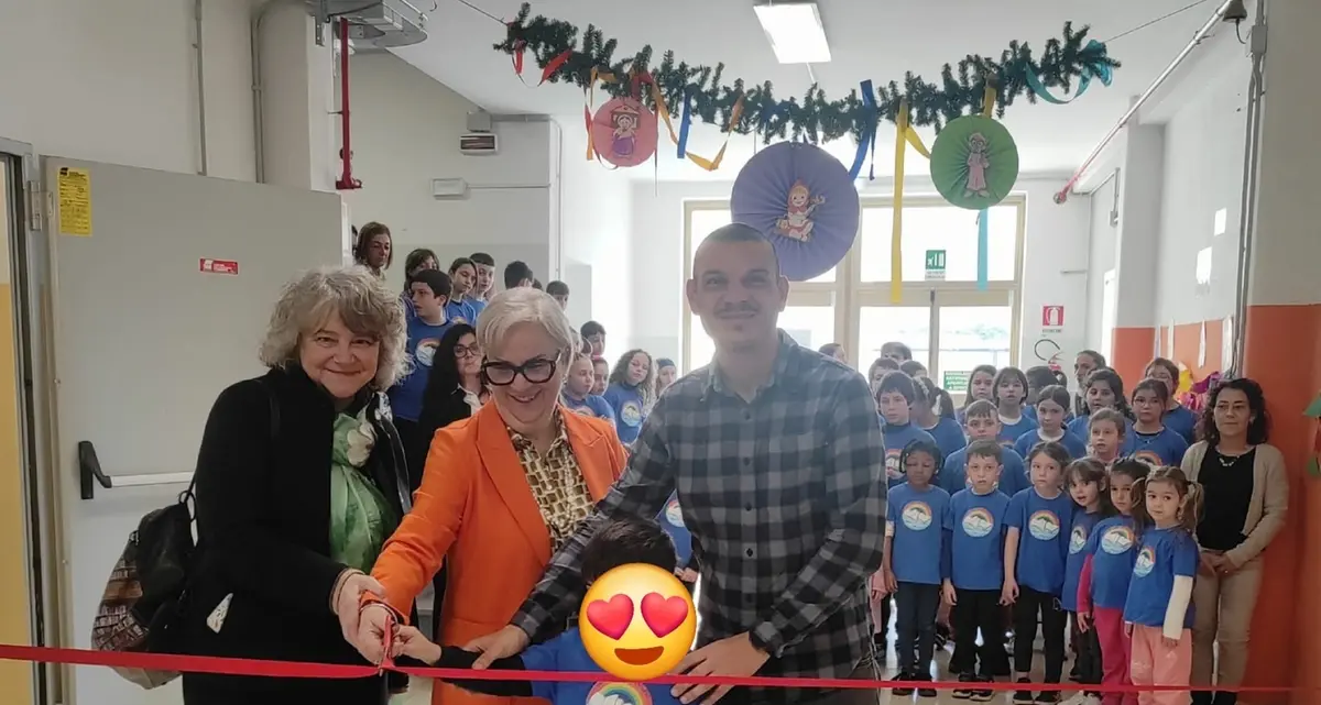 Taglio del nastro alla scuola primaria Don Milani: inaugurata la biblioteca scolastica multimediale