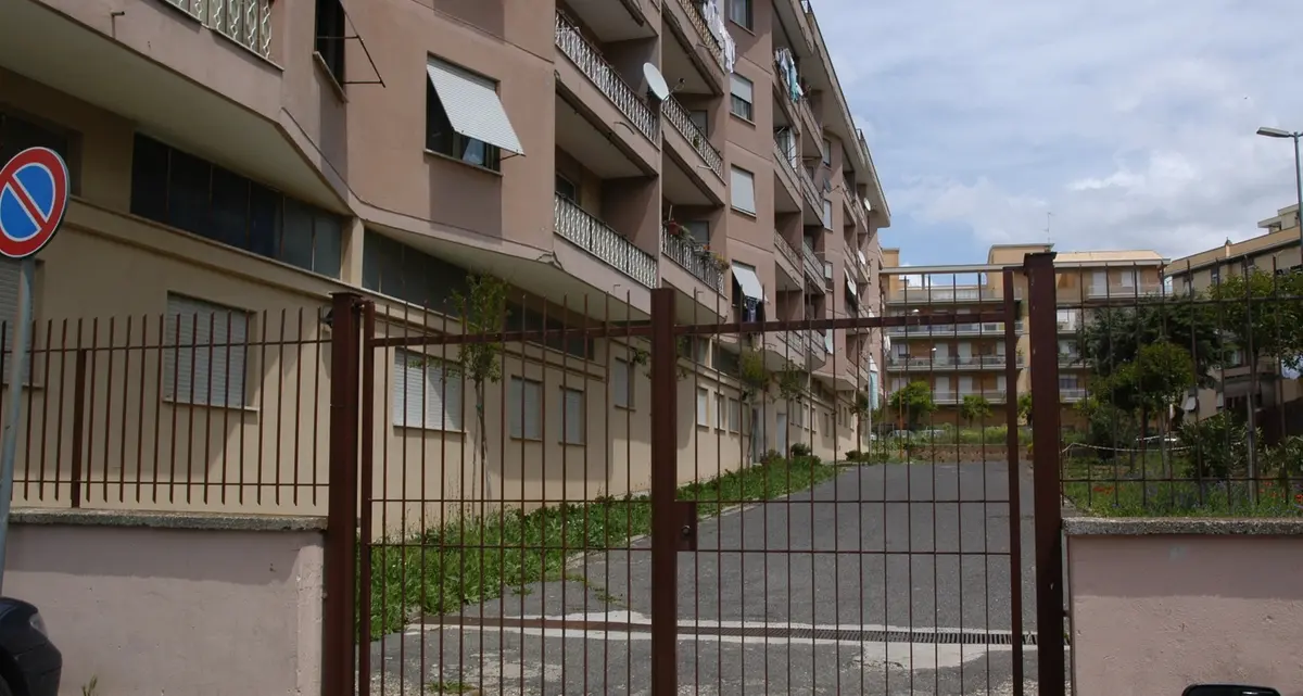 Vandali in azione in via Fusco
