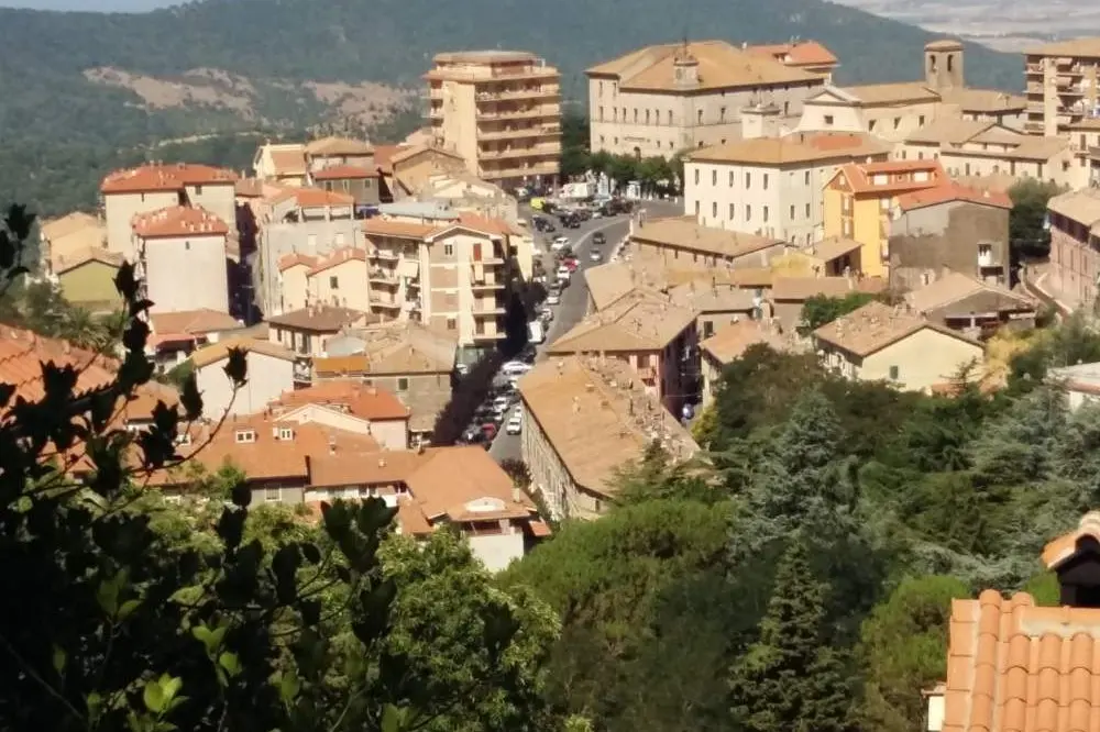 Allumiere, due avvisi di sostegno alle famiglie: buoni spesa natalizi e contributi per minori con autismo