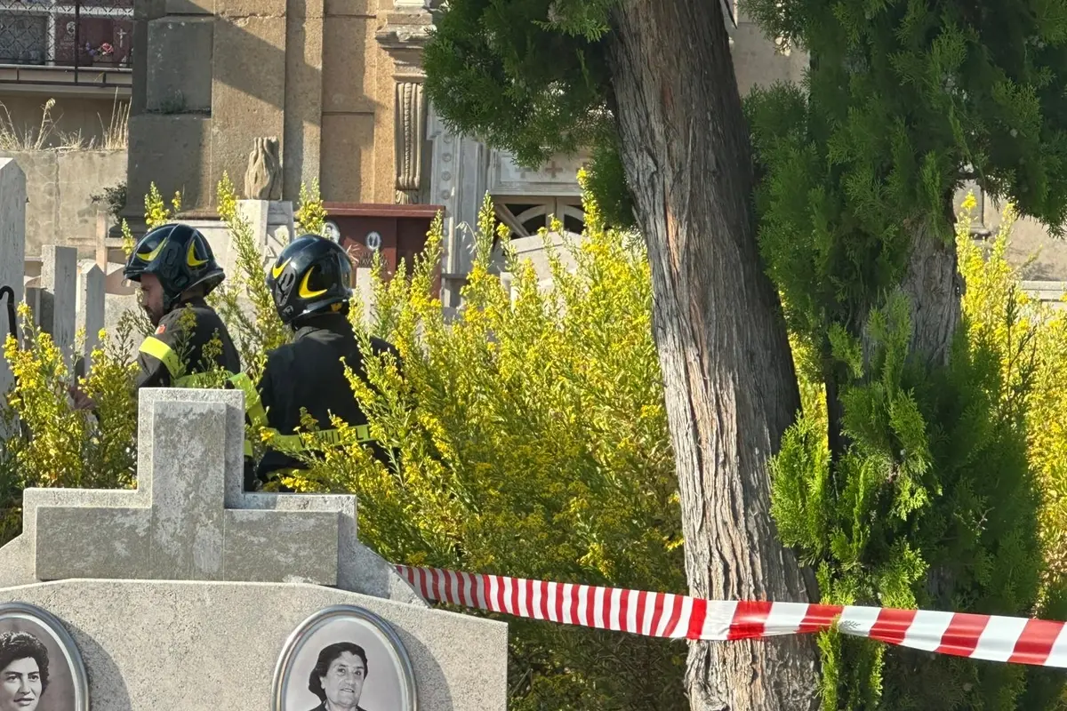 Cimitero monumentale, intervento di Vigili del fuoco, Polizia locale e carabinieri