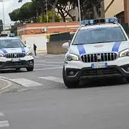 Multe a chi parcheggia al posto dei pullman, ma chi controlla gli autisti indisciplinati?