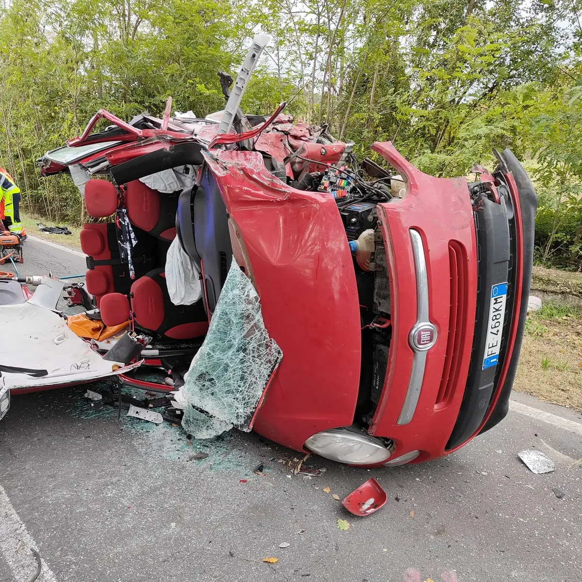 Scontro tra camion e auto: tre feriti, due sono in gravi condizioni