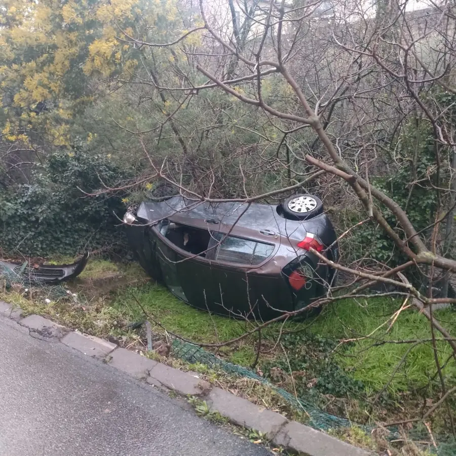 Viterbo: auto sbanda, va fuori strada e finisce in un giardino