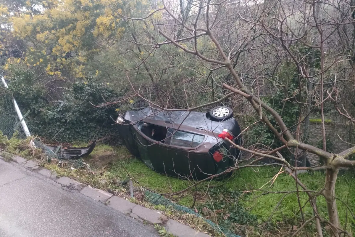 Viterbo: auto sbanda, va fuori strada e finisce in un giardino