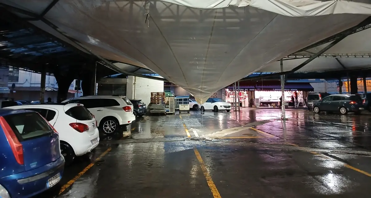 Mercato, crollata una parte della tensostruttura