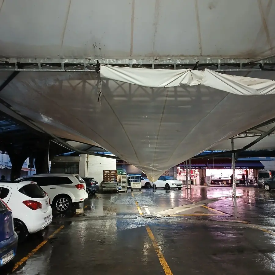 Mercato, crollata una parte della tensostruttura